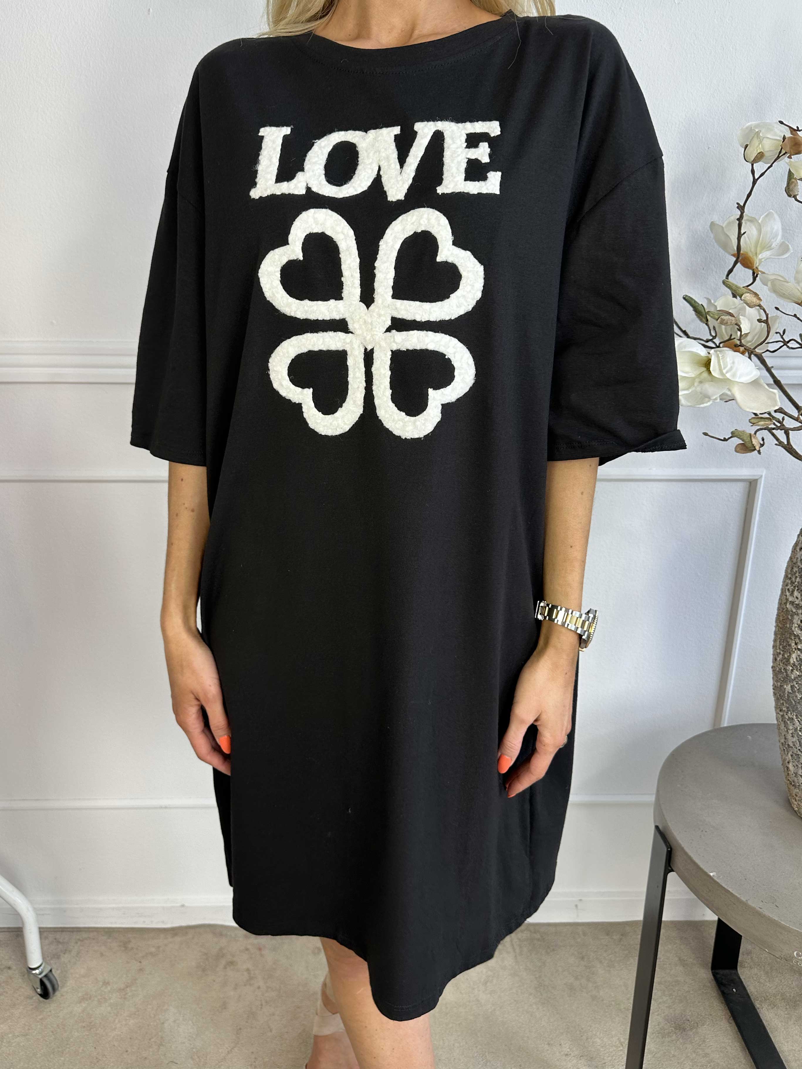 Love - T-shirtklänning i bomull med skrift och hjärtan på framsidan